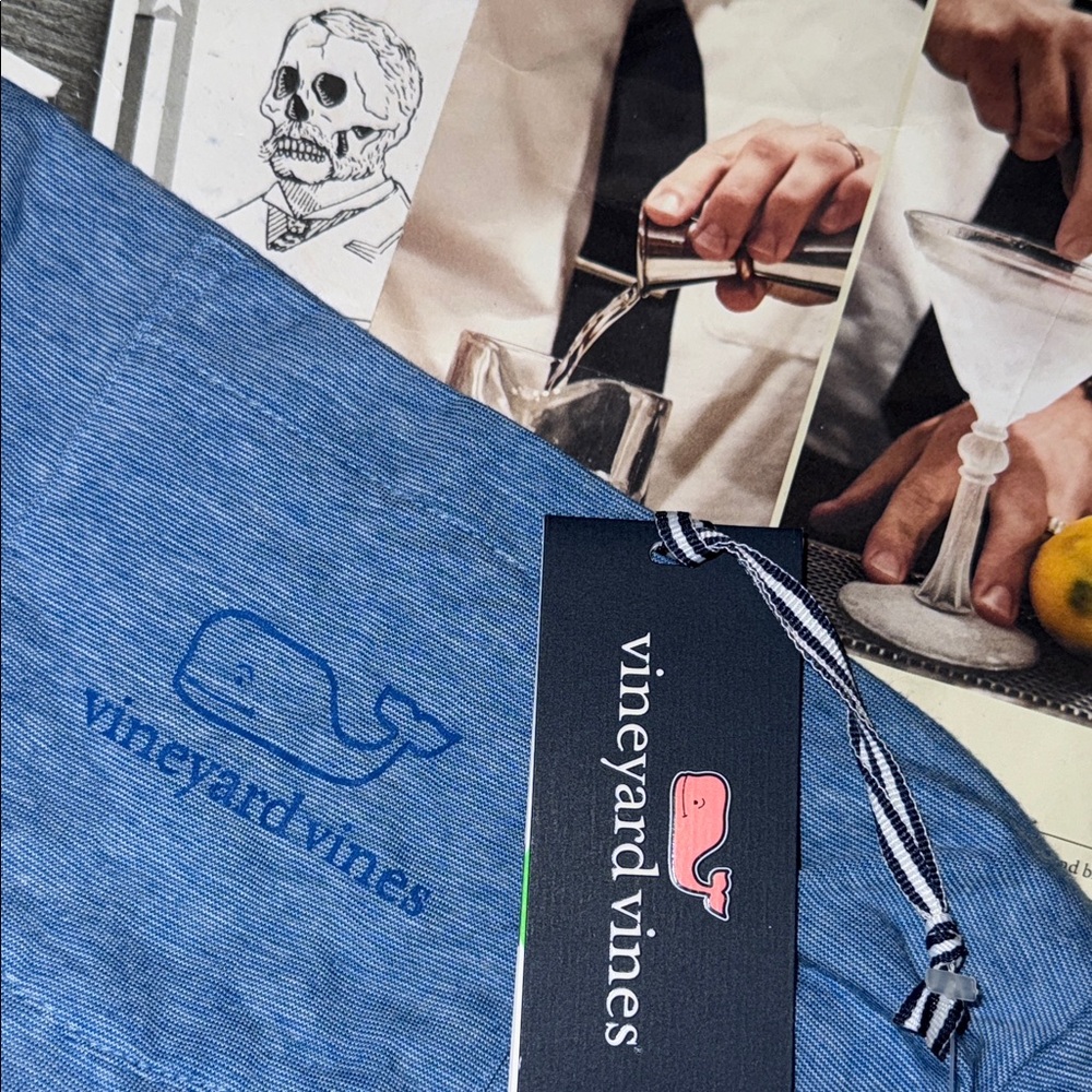 🎣 🐳 🎣 • 🚤 Vineyard Vines x Outdoor Vibes x Hoodie…